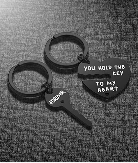 Couple Gifts For Boyfriend, Keychain For Bf, Couple Keychain Ideas, Couple Gifts For Him, Small Gifts For Boyfriend, Mouldit Clay, Couple Keychains, Diy Crafts For Boyfriend, The Key To My Heart