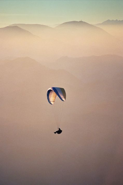 person performing a skydive photo – Free Adventure Image on Unsplash Freedom Images, Freedom Pictures, Cloud Canvas, Outdoor Climbing, Field Notes, Free Vacations, Nikola Tesla, Travel Activities, Skydiving