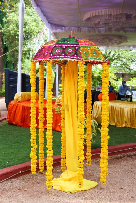 Dandiya Theme Decoration, Gujrati Theme Decoration, Rajasthani Decoration Ideas, Punjabi Theme Decoration, Dandiya Night Decoration, Dandiya Decoration Ideas, Garba Decoration Ideas Navratri, Haldi Ceremony Decorations At Home, Event Planner Business Card Design