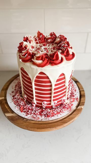 Nat At Bake Up The Cakes on Instagram: "Candy cane everything 🎅🏻❤️☃️ #red and white stripes are tough but embrace the mess!!! #christmas #candy #candycane #candycanes #cakeofinsta #cake #cakedecorating #cakedecoratingvideos #cakes #cakesofinstagram #christmastime #baking #baker #mom #momlife #satisfying #mesmerized #saturday" Candy Cane Christmas Cake, Candy Cane Cake, Chocolate Christmas Cake, Lane Cake, Everything Red, Striped Cake, Christmas Cake Designs, Red Cake, Red White Christmas