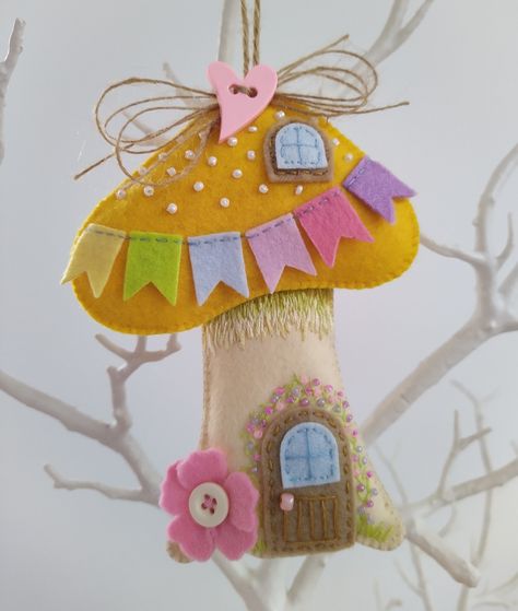 Felt Fairy Houses, Fairy Felt Pattern, Spring Felt Crafts, Felt Spring Crafts, Felt Mushroom Pattern, Felt Art Embroidery, Felt Sewing Projects, Felt Toadstool, Diy Gift For Kids