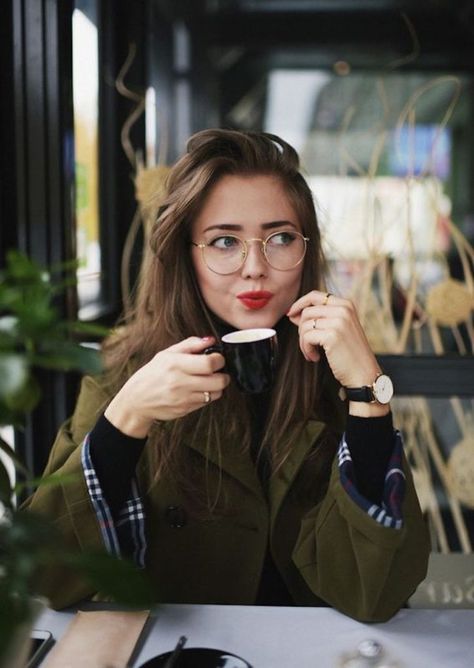 Woman With Glasses, Glasses Outfit, Nerdy Glasses, Corporate Wellness, Four Eyes, Cute Glasses, Foto Poses, Healthier Lifestyle, Girls With Glasses