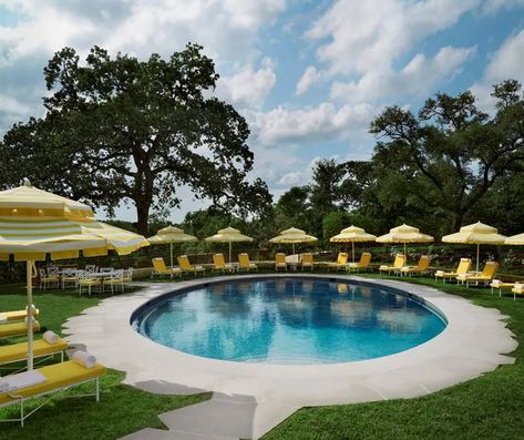 Go Inside the Commodore Perry Estate—Ken Fulk’s Must-See New Hotel Project in Austin, Texas | Architectural Digest Texas Resorts, Commodore Perry Estate, Retro Pool, Retro Hotel, Ken Fulk, Austin Hotels, Greece Hotels, Round Pool, Texas City