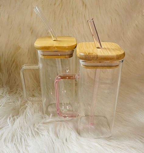 Aesthetic Cups With Straws, Aesthetic Glass Cups, Sippers With Straw, Cups With Vinyl, Aesthetic Glass Cup, Aesthetic Cups, Glass Straw Cup, Glass Cup With Straw, Cups With Straws