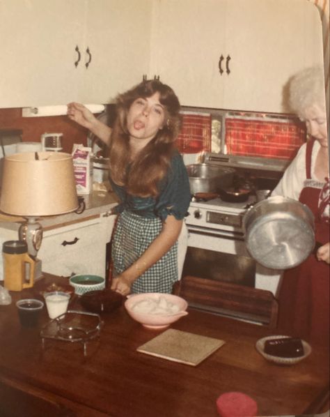 70s Life, Vintage Life Aesthetic, Old 70s Photos, 1970s Summer Aesthetic, 80s It Girl Aesthetic, 70s Housewife Aesthetic, Early 70s Aesthetic, Real 70s Photos, 70s Housewife