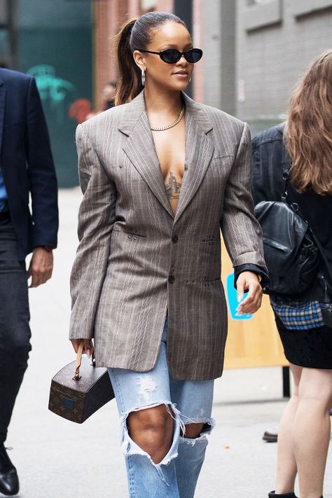 Rihanna Sunglasses Street Styles, Oval Sunglasses Outfit, Rihanna Sunglasses, Shaved Hair Women, Undercut Hairstyles Women, Celebrity Sunglasses, One Shoulder Dress Long, 2020 Style, Best Sunglasses