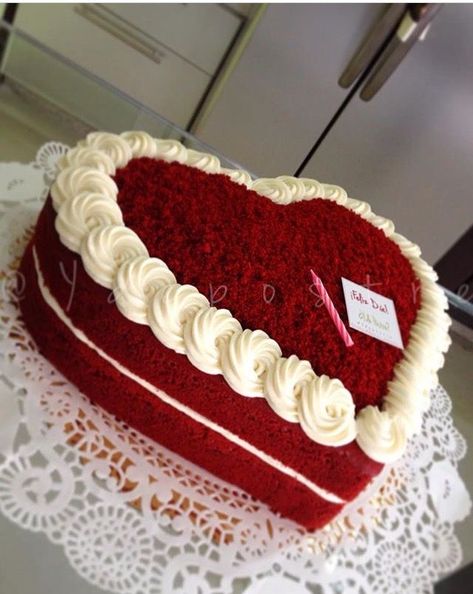 Heart Cake Red Velvet, Red Velvet Cake For Anniversary, Heart Cake Designs Valentines, Red Velvet Cake Valentines Day, Valentine's Cake Design, White Chocolate Cake Design, Red Heart Cake Design, Red Velvet Heart Shape Cake Designs, Heart Design Cake