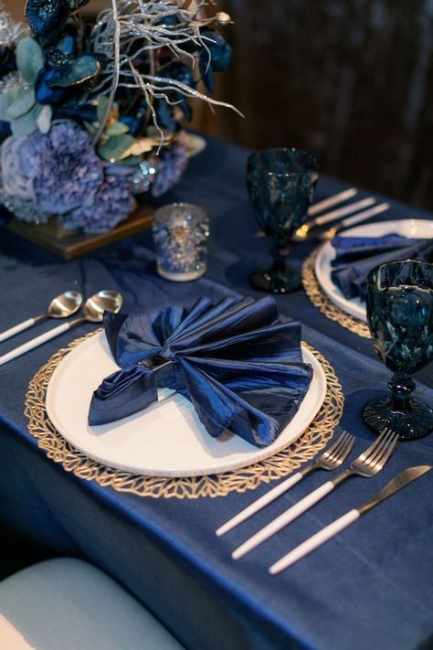 Blue Gold Dinner Table, Celestial Quinceanera, Blue And Gold Table Setting, Navy Blue Christmas, Blue Table Settings, Navy Blue And Gold Wedding, Navy Table, Gold Table Setting, Blue Wedding Decorations