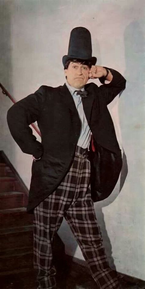 British character actor Patrick Troughton, in the lead role of the second incarnation of BBC TV's popular children's science fiction show Doctor Who 2nd Doctor, Patrick Troughton, Doctor Who Cosplay, Tom Baker, Classic Doctor Who, Second Doctor, 13th Doctor, Time Lord, Ghost Band