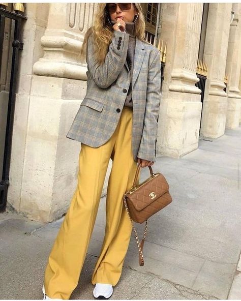 Style Casual Chic, Yellow Pants, Yellow Outfit, Winter Mode, Grey Outfit, Street Style Paris, Looks Chic, Mode Vintage, Fashion Mode