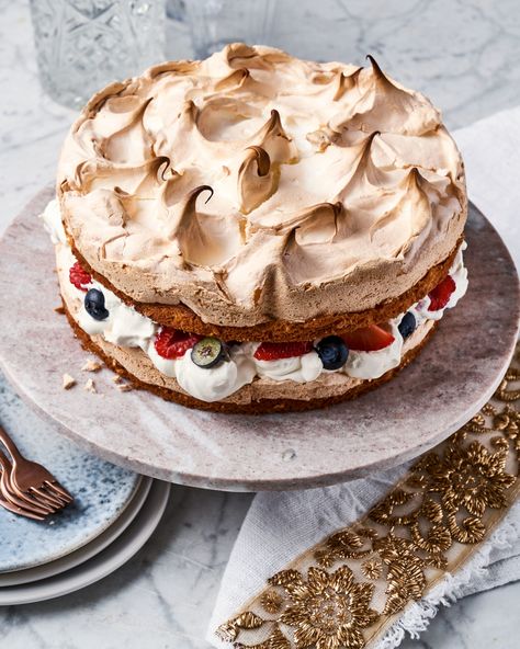 Jamie Oliver Limoncello Tiramisù Dessert Recipe | Jamie Cooks Italy Nadiya Hussain Recipes, Meringue Cake Recipe, Special Deserts, Berry Cakes, Nadiya Hussain, Chandelier Cake, Fruit Sandwich, Cake Liner, Meringue Cake