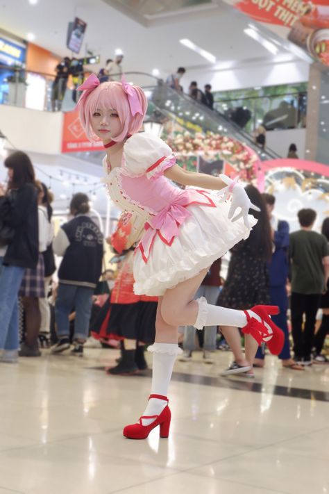 Modoka Magica Cosplay, Cosplay Poses Ideas, Best Cosplay Women, Cosplay Female Ideas, Cosplay Photoshoot Ideas, Cosplaystyle Female, Madoka Magica Cosplay, Madoka Cosplay, Cosplay Poses