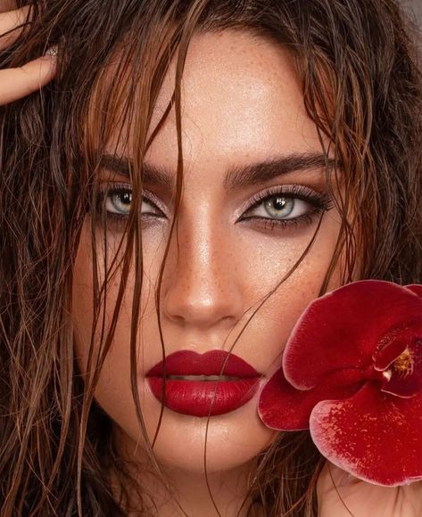 Makeup looks/ makeup ideas/eye makeup/ eye shadow looks/ lips/ lipsticks/ liparts/ hairstyles /red Makeup Model Photography, Sensual Makeup, Kendall Jenner Face, Flower Makeup, Studio Portrait Photography, Studio Photography Poses, Old Faces, Makeup Model, Face Photography