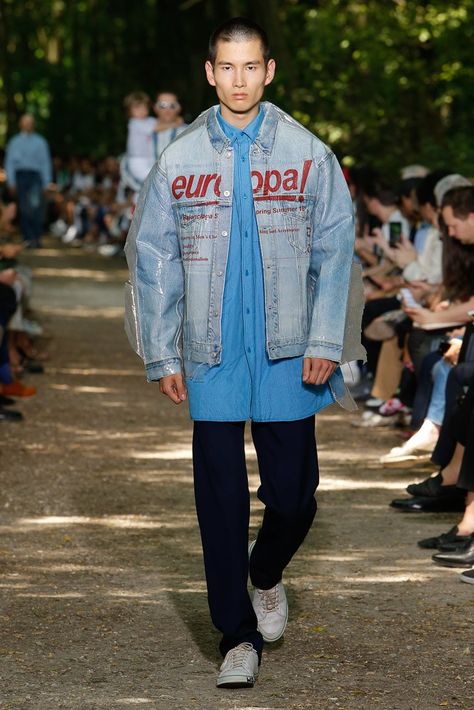 See the complete Balenciaga Spring 2018 Menswear collection. Mens Fashion 2018, Balenciaga Spring, Mens Fashion Fall, Jeans Diy, Denim Trends, Menswear Collection, Denim Design, Mens Fashion Summer, Mens Spring