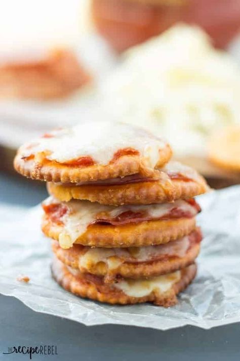 Pizza Crackers, Book Club Snacks, Ritz Cracker Recipes, Pizza Sticks, Crackers Recipe, Cracker Snacks, Cracker Recipes, Quick Easy Snacks, Kid Food