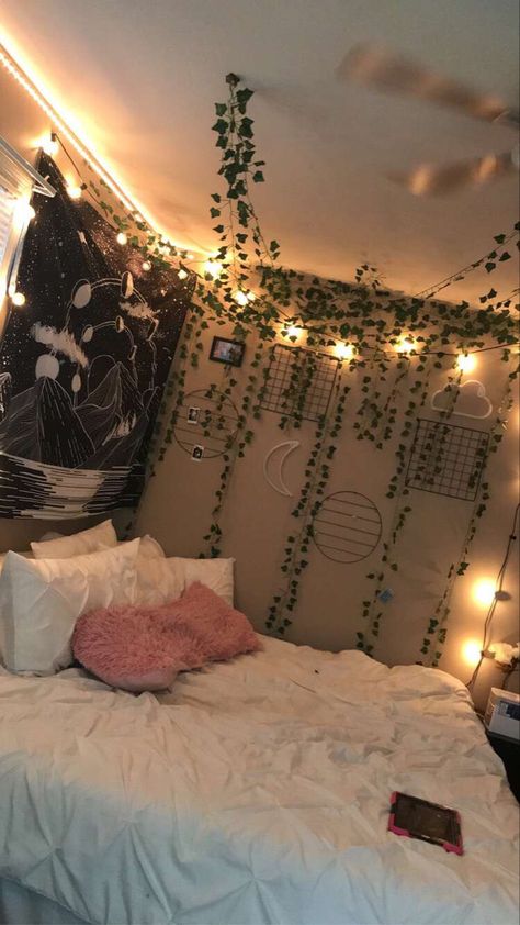 Aesthetic Room Ideas Vines, Preppy Room Tapestry, Bedrooms With Tapestries And Lights, Aesthetic Tapestries Bedrooms, How To Hang Vines In Your Room, Vines In A Room, Preppy Room With Vines, Preppy Room Vines, White Bedroom With Vines