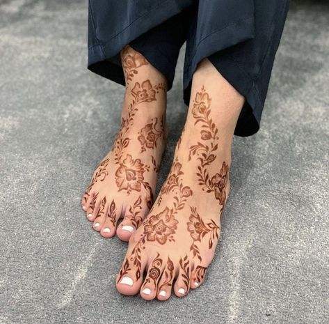 Celebrate your unique style with stunning henna tattoo designs. These intricate patterns range from traditional motifs to modern interpretations, ensuring a perfect fit for any occasion. Whether for weddings, special events, or casual wear, these henna tattoos add a touch of elegance and cultural heritage. Let your hands tell a story with these beautiful designs. #simplemehndi #hennadesign #stylishhenna #henna #easymehndi #mehndidesigns #mehndicorner #easymehndi Henna Toe Designs, Eid Henna Designs Arabic, Khaleeji Henna Designs, Khaleeji Henna, Mehendi Tattoo, Arab Vibes, Traditional Henna Designs, Leg Henna Designs, Henna Styles