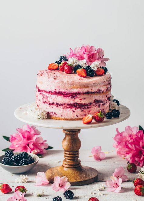 Cake Recipes For Summer, Aesthetic Desserts Recipes, Best Strawberry Cake Ever, Lemon Strawberry Cake, Lemon Cake From Scratch, Garden Party Cake, Blackberry Filling, Homemade Blackberry Jam, Strawberry Lemon Cake