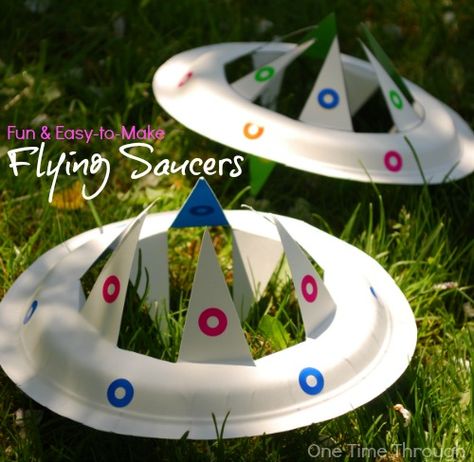 Paper Spinners, Outer Space Crafts, Space Activities For Kids, Space Crafts For Kids, Ufo Art, Space Activities, Flying Saucers, Things That Fly, Flying Saucer