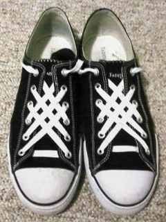 Cool way to lace your Converse. Shoe Lacing, Tomboy Stil, Shoe Lace Patterns, Tomboy Fashion, Trendy Shoes, Chuck Taylor Sneakers, Tennis Shoes, Nice Shoes, Me Too Shoes