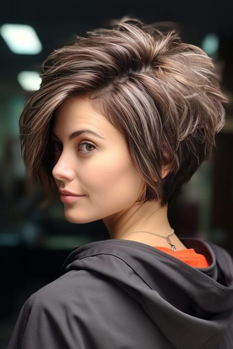 Medium Stacked Haircuts, Short Hair Styling, Medium Length Haircuts, Stacked Haircuts, Short Spiked Hair, Shaggy Short Hair, Layered Haircuts For Medium Hair, Hair Color Caramel, Stacked Bob Haircut