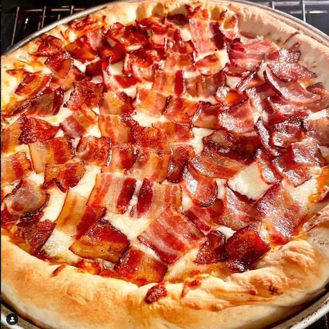 Bacon Pizza Ideas, Bacon Pizza Aesthetic, Canadian Bacon Pizza, Bacon And Egg Breakfast Pizza, Bacon Pineapple Pizza, Pizza Aesthetic, Bacon Pizza, Bacon, Pizza