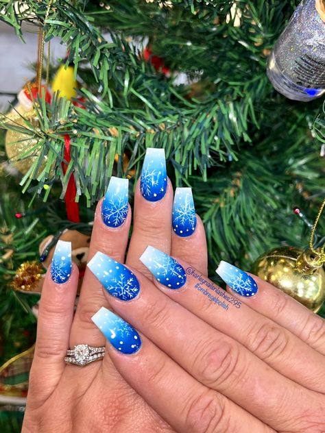 Christmas Nails Light Blue Snowflakes, Blue And Snowflake Nails, Christmas Nail Designs Blue And Silver, Winter Nails Blue Glitter, Blue And White Holiday Nails, Christmas Nails White And Blue, Blue Nails With Snowflakes Design, Christmas Nails Blue Snowflakes, Blue Holiday Nail Designs