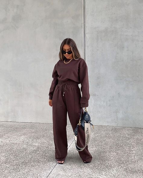 Brown Tracksuit Outfit, Comfy Cute Outfits, Causal Fall Outfits, Brown Tracksuit, Fall Outfits Women 20s, Oversize Outfit, Tracksuit Outfit, Chic Fall Outfits, Brown Outfit