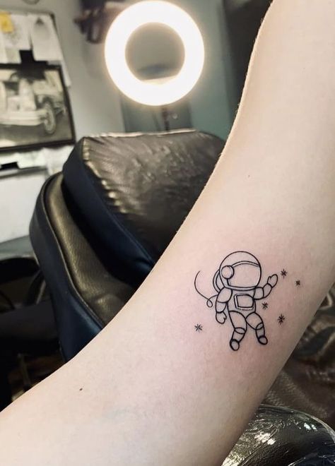 Cute Astronaut Tattoo, Mini Astronaut Tattoo, Simple Astronaut Tattoo, Small Astronaut Tattoo, Astronaut Tattoo Ideas, Tattoo Astronaut, Spaceship Tattoo, Gear Tattoo, Sunflower Tattoo Sleeve