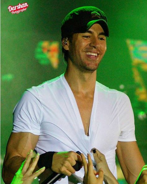 “Take my hand's it's alright @enriqueiglesias  #weloveyou  #weloveyouenrique . . . . .  #enriqueiglesias @enriqueiglesias #SexandLoveTour #SEXANDLOVE…” Enrique Iglesias Songs Lyrics, Hollywood Singers, Moving To Miami, Anna Kournikova, Enrique Iglesias, New Photo Download, Big Fish, Guy Pictures, Pop Artist