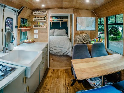 Ford shuttle bus converted into a tiny home on wheels tour - Business Insider Skoolie Living, Van Project, School Bus Camper, Trailer Organization, Camp Ground, Bus Conversions, Vintage Bus, Rv Bus, Bus Living