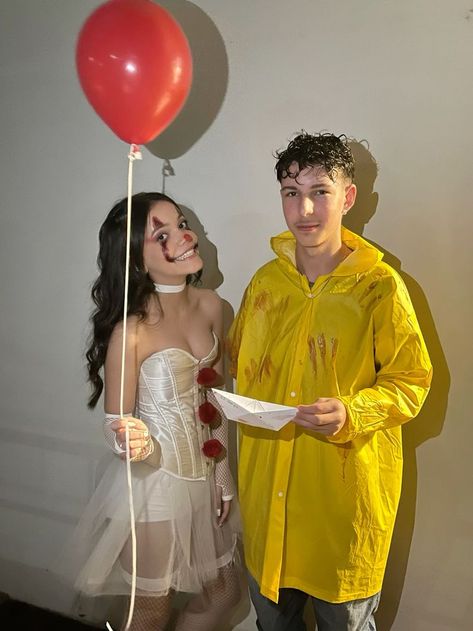 #halloween #vine #costume #friends #picideas #bestfriendpictures Nurse And Patient Costume, Pennywise Couple Costume, Nun And Priest Costume Couple, Couple Halloween Costumes 2024, It Halloween Costume, Halloween Casal, Fantasia Diy, Pennywise Halloween Costume, Aesthetic Halloween Costumes