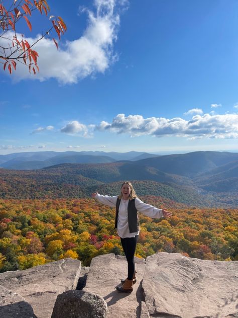 Fall Hiking Picture Ideas, Fall Hike Photoshoot, Fall Hiking Pictures, Fall Mountain Pictures, Fall Road Trip Aesthetic, Fall Mountain Aesthetic, Hiking Aesthetic Fall, Fall Hike Aesthetic, Vermont Outfits Fall