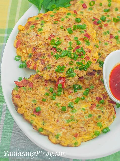 Tortang Giniling or ground meat omelet is a quick and easy Filipino omelet recipe that you can prepare for breakfast or lunch. Cook With Ground Beef, Giniling Recipe, Pinoy Breakfast, Pinoy Dishes, Philippines Recipes, Food Filipino, Omelets Recipe, Filipino Food Recipes, Pinoy Foods