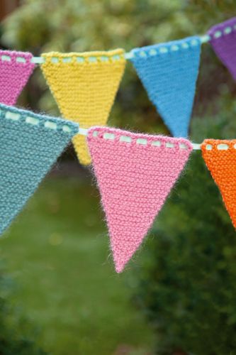 Knitted Bunting, Bunting Tutorial, Easter Window, Bunting Pattern, Crochet Bunting, Crochet Garland, Diy Bebe, Beginner Knitting Projects, Beautiful Knitting