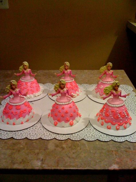 Barbie Doll Cupcakes, Barbie Cupcakes Ideas, Barbie Baking, Decorative Cupcakes, Cutest Cupcakes, 3d Cupcake, Cake Barbie, Barbie Cupcakes, Birthday Cupcakes Boy