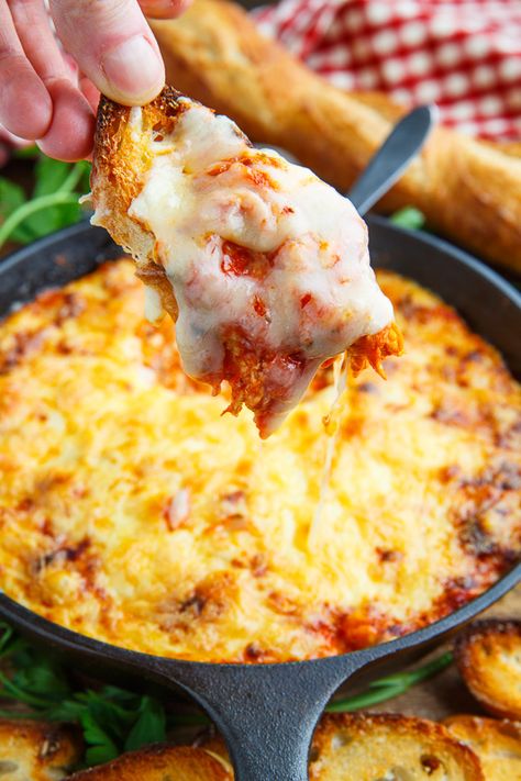 Chicken Parmesan Dip Tomato Pesto Mozzarella, Chicken Parmesan Dip, Parmesan Dip Recipe, Melted Cheese Dip, Baked Caprese, Caprese Panini, Dip Recipes Crockpot, Parmesan Dip, Spicy Thai Noodles