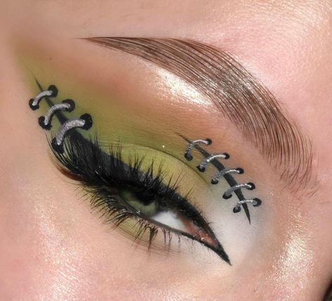 Easy Halloween Eye Makeup, Halloween Eye Makeup Looks, Eye Makeup Halloween, Halloween Makeup Diy Easy, Brow Glue, Halloween Decorations Ideas, Cute Halloween Makeup, Halloween Makeup Diy, Bold Makeup Looks