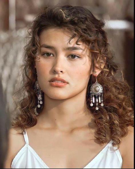 Liza Soberano Curly Hair, Liza Soberano Lisa Frankenstein, Lisa Soberano, Modern Goddess, Margaery Tyrell, Liza Soberano, Boys Long Hairstyles, Model Inspo, Model Face