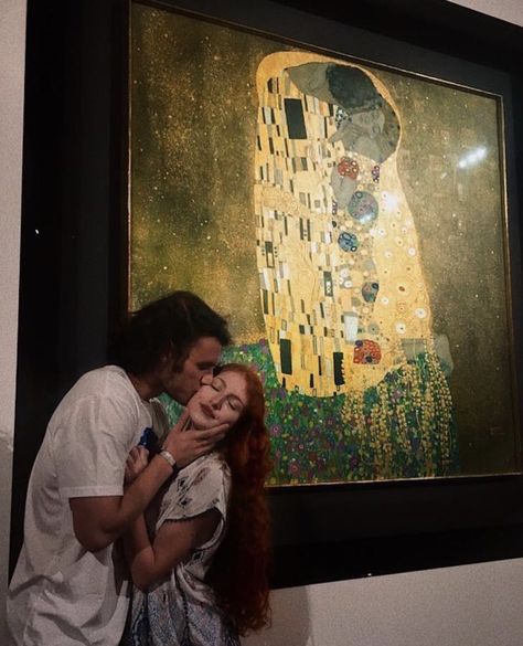 l’art est une étoile on Twitter: "The Kiss by Gustav Klimt… " Kiss Painting, The Kiss (klimt), 사진 촬영 포즈, The Love Club, My Kind Of Love, Loving Life, The Kiss, This Is Love, Gustav Klimt