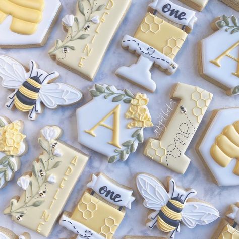 Bee Cookies Decorated, Gift Cookies Decorated, Cookies Decorated Birthday, First Birthday Cookies, Bumble Bee Birthday, Bee Cookies, Bee Theme Party, Bee Day, Bee Baby Shower Theme