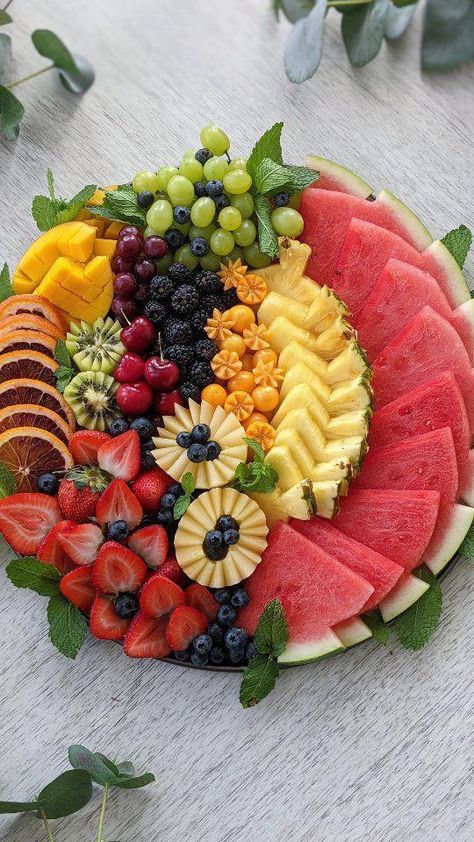 Ray ������ Food Art & Inspiration on Reels | ravingreviewsrr · Original audio #SeasonalFruitDiscoveries Circle Fruit Platter, Exotic Fruit Platter, Fruit Tray Designs, Amazing Food Platters, Fruit Platter Designs, Decorações Com Comidas, Amazing Food Decoration, Fruit Arrangements, Party Food Platters