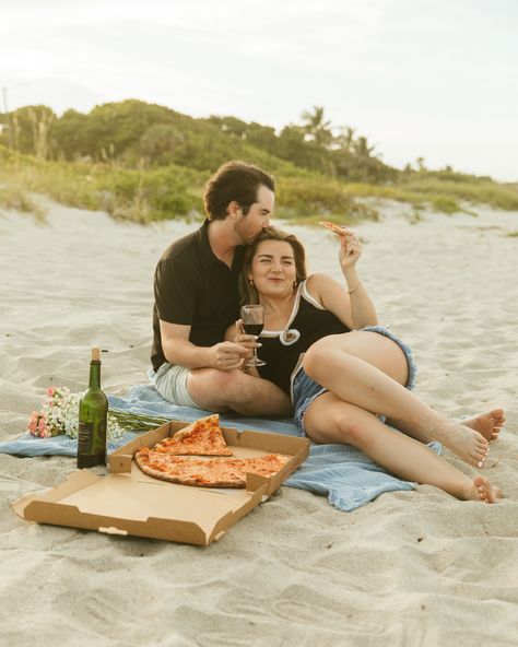 Couple summer date night with a pizza picnic photoshoot on the beach. Pizza Picnic Photoshoot, Couple Beach Picnic Ideas, Beach Picnic Engagement, Pizza Date On The Beach, Couples Beach Picnic, Romantic Beach Picnic Couple, Picnic Date, Flo Rida, Vero Beach