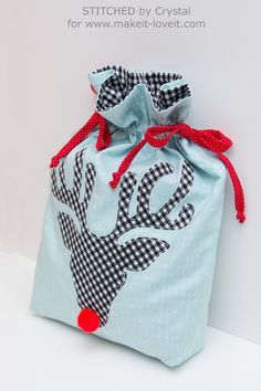 Sew a Reusable Rudolph Gift Bag! | via www.makeit-loveit.com Christmas Gift Bags To Sew, Reusable Wrapping Paper, Story Sacks, Sewing Christmas Gifts, Reusable Gift Wrap, Diy Sewing Gifts, Gift Bags Diy, Santa Bags, Fabric Gift Wrap