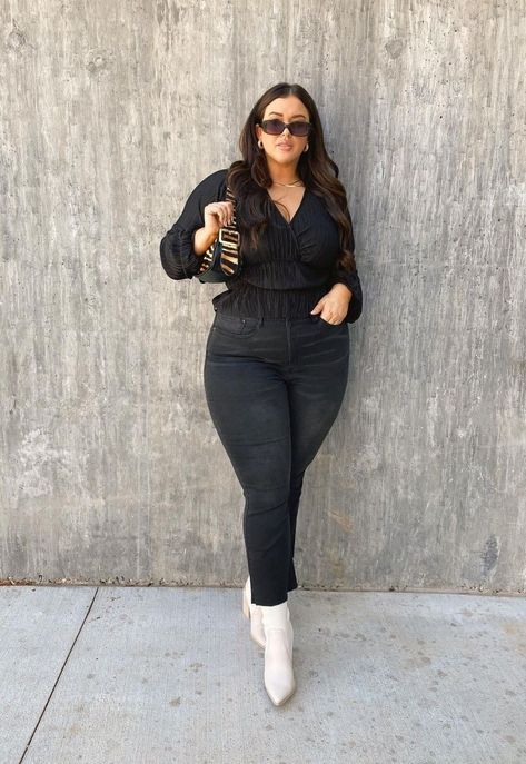 Casual Drinks Outfit Night Plus Size, House Party Outfit Plus Size, Simple Date Night Outfit Plus Size, Plus Size Happy Hour Outfit, Vegas Plus Size Outfits, Vegas Outfits Curvy, Concert Looks Night Plus Size, Plus Size First Date Outfit Fall, Plus Size Bar Outfit Night Winter