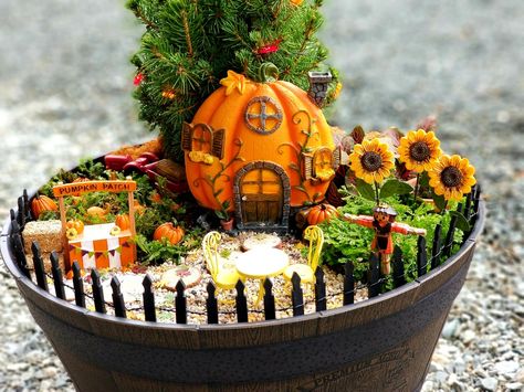 Fall Miniature Scenes, Fall Fairy Garden, Fairy Garden Design Ideas, Halloween Fairy Garden, Fairy Garden House, Fall Fairy, Teacup Gardens, Halloween Wood Crafts, Dollar Tree Fall