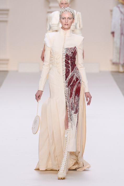 Thom Browne Fall 2024 Couture https://www.vogue.com/fashion-shows/fall-2024-couture/thom-browne/slideshow/collection#42 Detail Couture, Stand Collar Dress, Runway Fashion Couture, Collection Couture, Conceptual Fashion, Dior Haute Couture, Runway Dresses, Textiles Fashion, Fall 2024