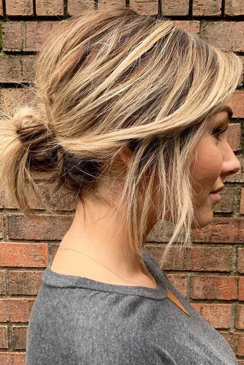 Hair Bun For Short Hair, Cool Updos, Bun For Short Hair, Short Hair Updos, Messy Bun For Short Hair, Short Locks, Pretty Short Hair, Short Hair Ponytail, Short Hair Up