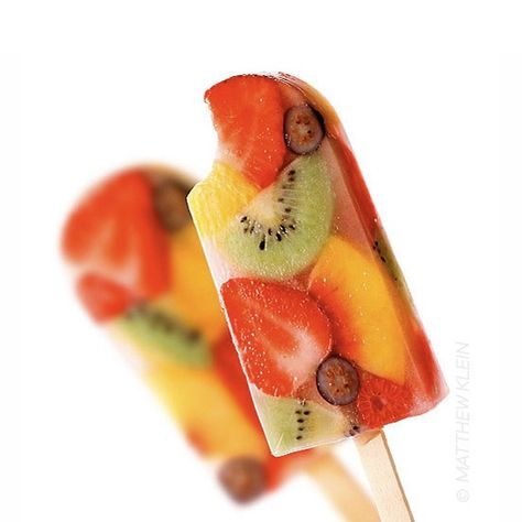 Are you looking for a fresh snack on a hot summer day? This fruity popsicle stick will brighten up your pick nick or party. Every kid will love it and the best thing of all, it's soooo easy to make! #snacks #yummy #sweets #healthy #homemade #popsicle #fruit #kidsnack Fruit Ice Pops, Homemade Fruit Popsicles, Cold Snack, Fruit Pops, Fruit Popsicles, Rainbow Fruit, Fruit Ice, Ice Lolly, Popsicle Recipes