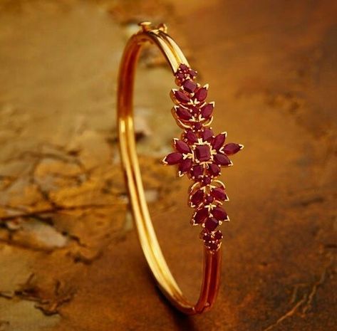 Khazana Jewellery, Jewellery Bangles, Bangle Design, Gold Bracelet Simple, Gold Bangles For Women, Diamond Bracelet Design, Gold Earrings Models, Gold Bangle Set, Gold Pendant Jewelry